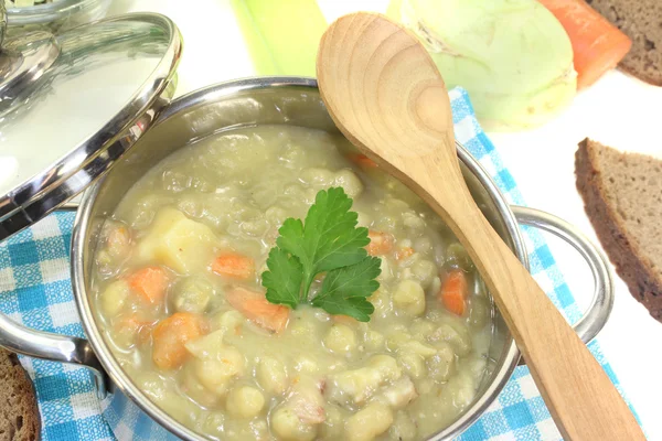 新鮮なおいしいエンドウ豆のスープ — ストック写真