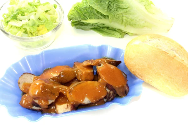 Currywurst met sla — Stockfoto
