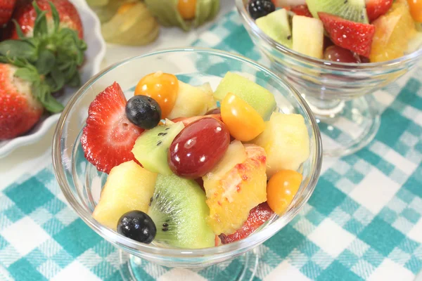 Salada de frutas em uma tigela — Fotografia de Stock