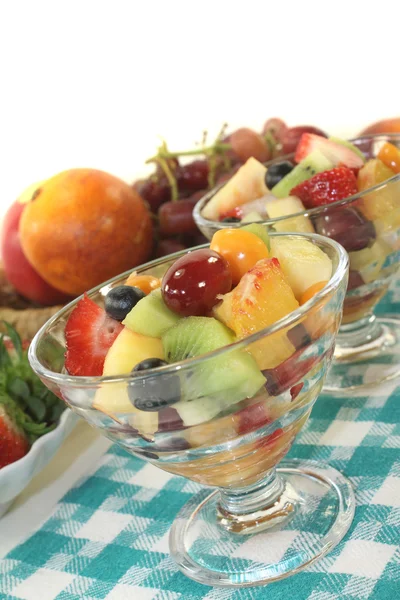 Ensalada de frutas en una servilleta a cuadros —  Fotos de Stock