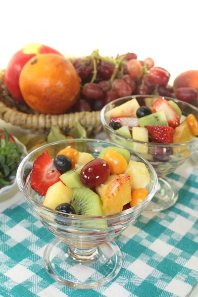 Ensalada de frutas en una servilleta — Foto de Stock