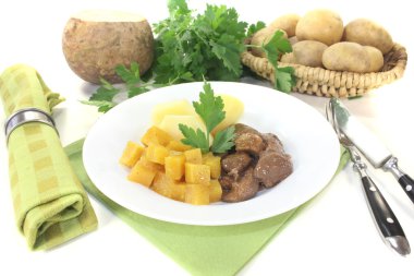 geyik eti gulaş patates ile