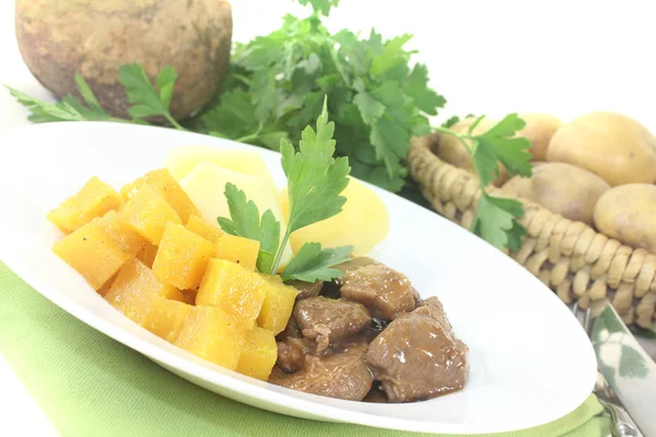 Gulash de venado con rutabaga y patatas —  Fotos de Stock