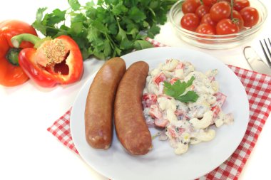 makarna salatası ve maydanoz ile mettenden