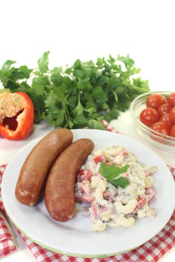 makarna salatası, biber ve mettenden