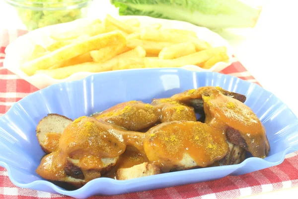 Currywurst con papas fritas en una servilleta a cuadros —  Fotos de Stock