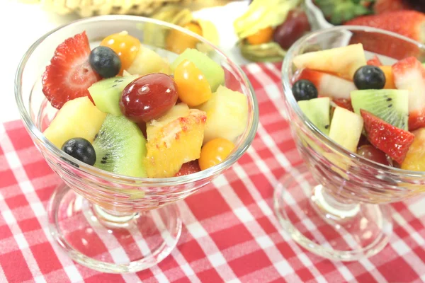 Fruitsalade op een geruite servet — Stockfoto