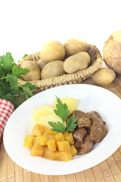 Hertenvlees goulash met Koolraap en aardappelen — Stockfoto