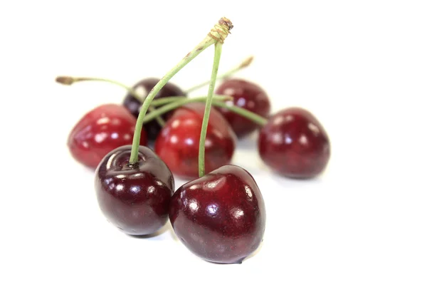 Cerejas suculentas vermelhas frescas — Fotografia de Stock