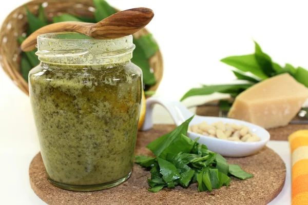 Wild garlic pesto — Stock Photo, Image