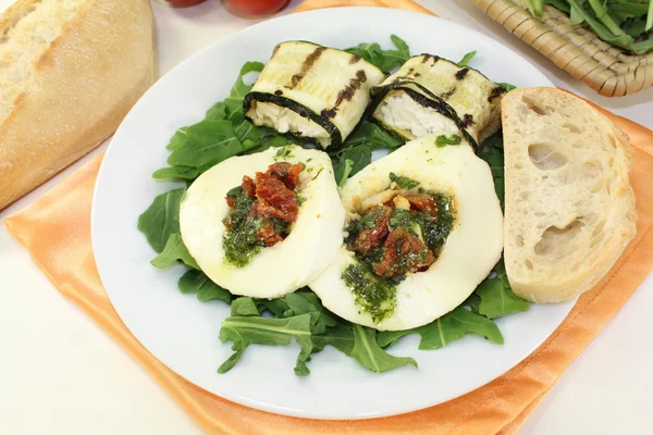 Zucchini-Rollen und gefüllter Mozzarella — Stockfoto