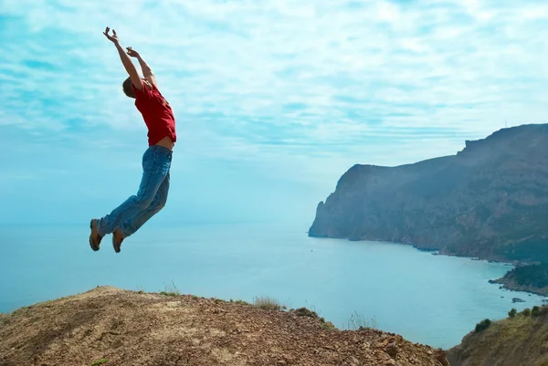Man jumping cliff — Stock Photo, Image