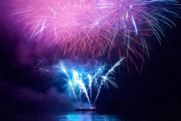 Coloridos fuegos artificiales navideños —  Fotos de Stock