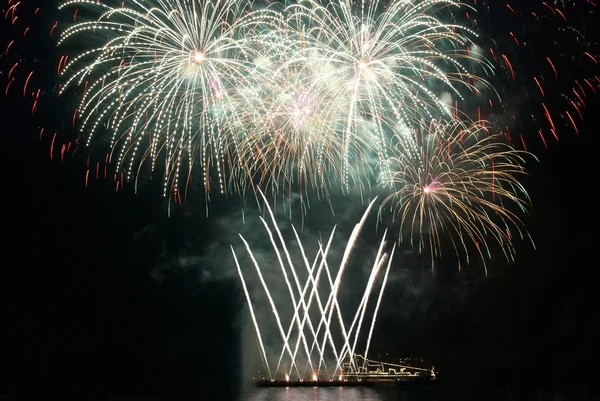 Fogos de artifício coloridos — Fotografia de Stock