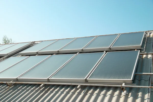 Solární systém na střeše — Stock fotografie