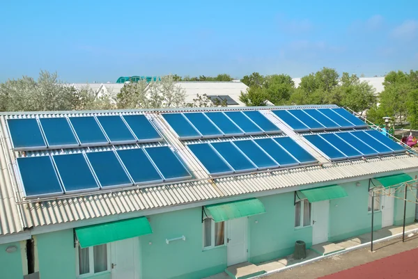 Solární systém na střeše — Stock fotografie