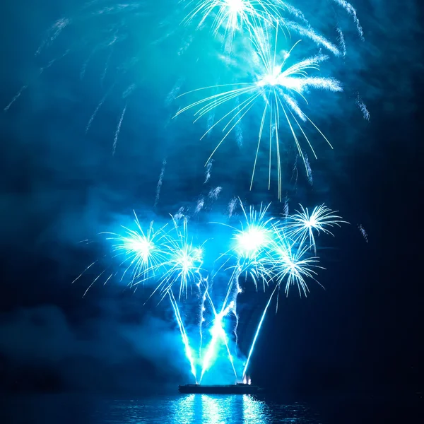 Coloridos fuegos artificiales navideños — Foto de Stock