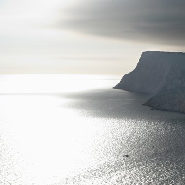 fırtınalı gökyüzü ile sakin deniz manzarası.