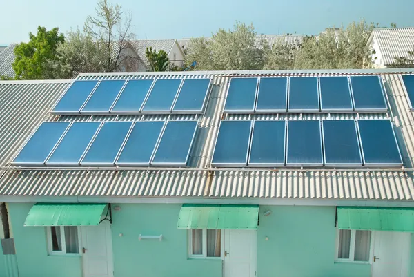 Układ słoneczny na dachu — Zdjęcie stockowe