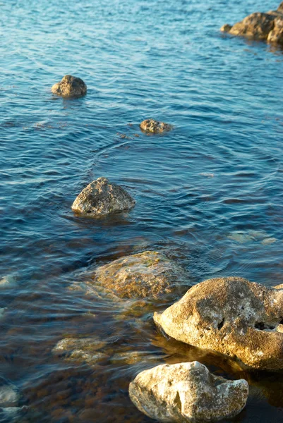 Deniz kenarında taşlar