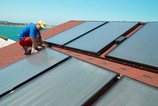 Travailleur installe des panneaux solaires — Photo