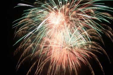 Renkli bayram havai fişekleri