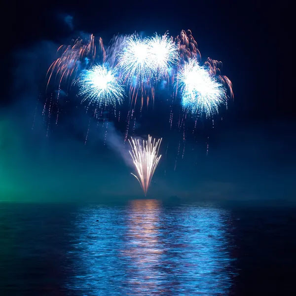 Fuegos artificiales coloridos — Foto de Stock