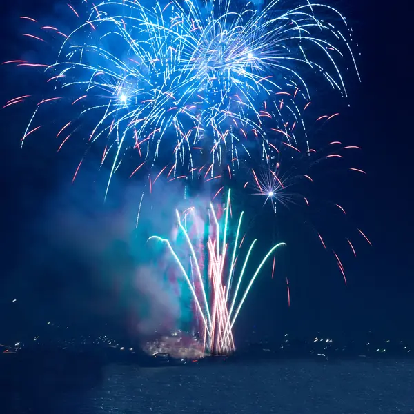 Fuegos artificiales coloridos — Foto de Stock