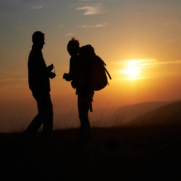 Silhouette eines jungen Paares — Stockfoto