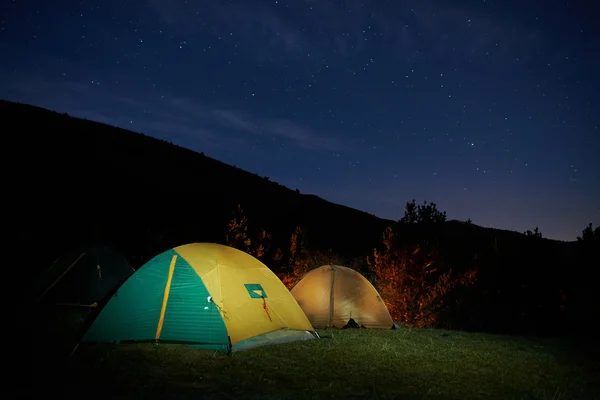 Verlichte gele camping tent — Stockfoto