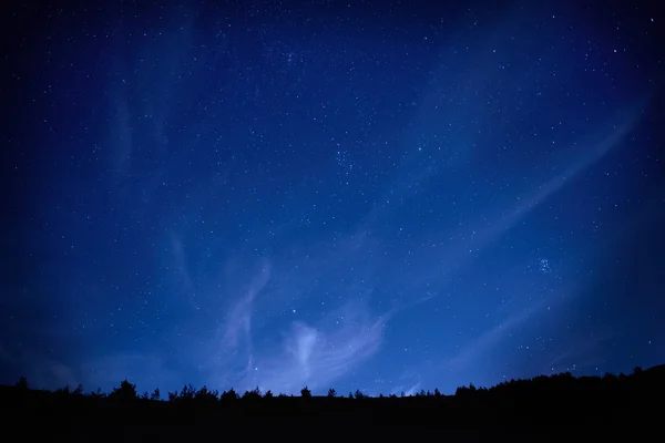 Cielo azul oscuro con estrellas . — Foto de Stock