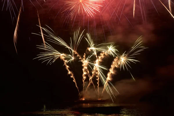 Coloridos fuegos artificiales navideños —  Fotos de Stock