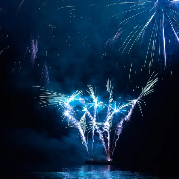 Coloridos fuegos artificiales navideños — Foto de Stock