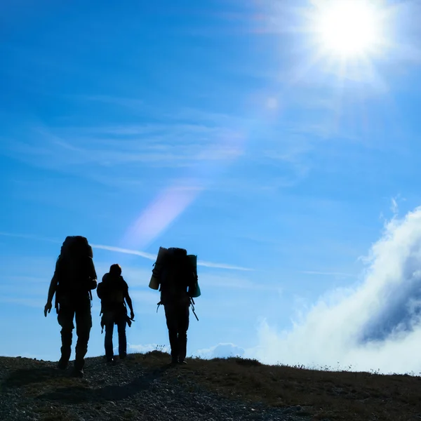 Silhouet van wandelen vrienden — Stockfoto