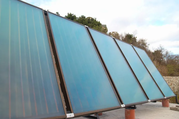 Sistema solar de calentamiento de agua — Foto de Stock