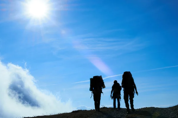 Silhouet van wandelen vrienden — Stockfoto