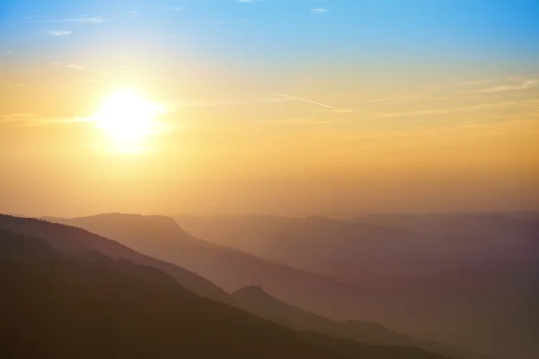 美丽的夕阳在山 — 图库照片