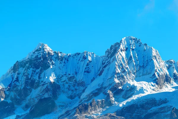 Montanhas altas, cobertas de neve . — Fotografia de Stock