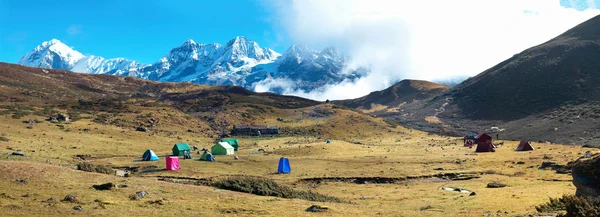 Acampamento com tendas no topo de altas montanhas — Fotografia de Stock