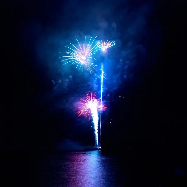 Fuegos artificiales coloridos — Foto de Stock