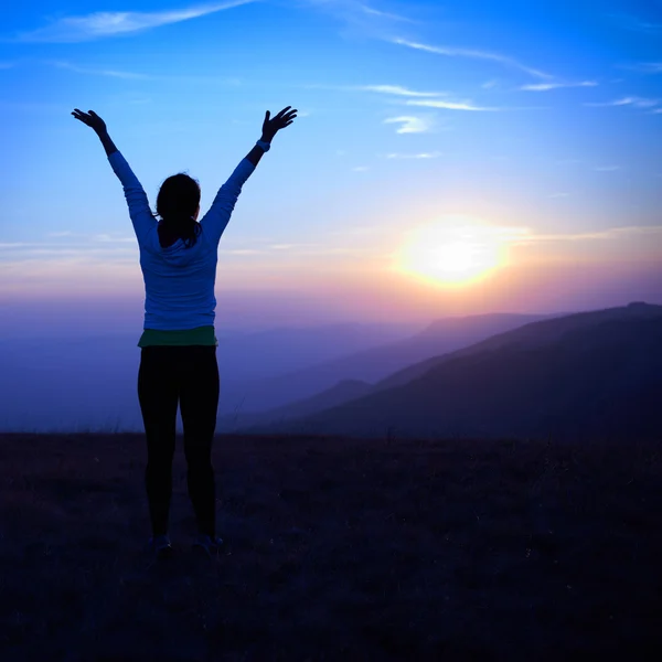 Silhouette einer jungen Frau — Stockfoto