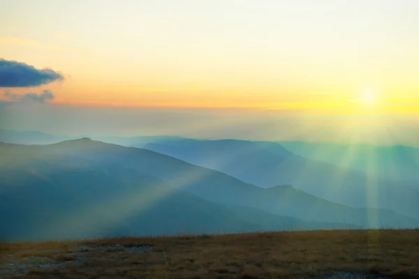Hermosa puesta de sol en las montañas — Foto de Stock