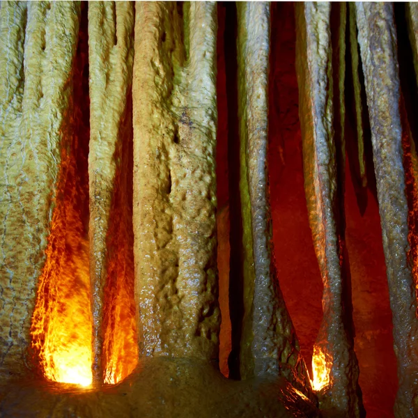 Grandes estalactitas en la cueva —  Fotos de Stock