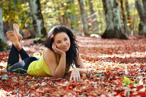 Pretty girl in the forest — Stock Photo, Image