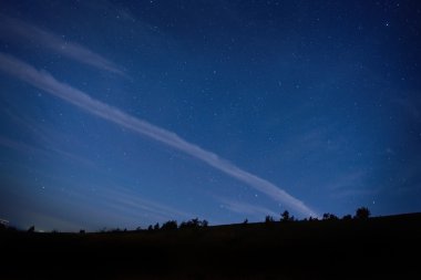 Mavi karanlık gece gökyüzüne yıldızlarla.
