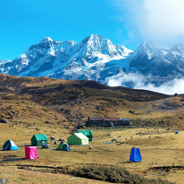 Campsite with tents on the top of high mountains — Stock Photo, Image