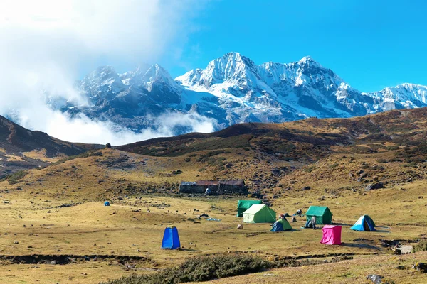 Acampamento com tendas no topo de altas montanhas — Fotografia de Stock