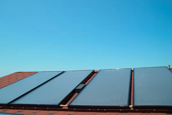 Zonnepanelen op het dak — Stockfoto