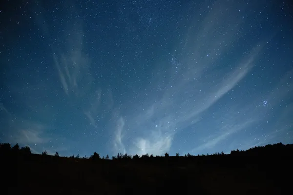 Mavi karanlık gece gökyüzüne yıldızlarla. — Stok fotoğraf