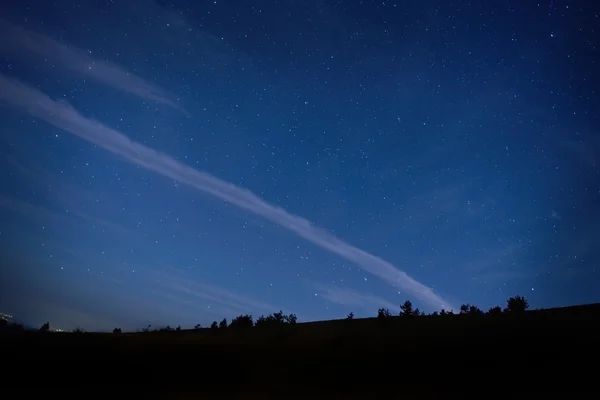 Modrá tmavá noční oblohu s hvězdami. — Stockfoto
